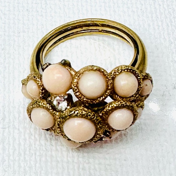 Avon Coral Cluster Dome Vintage Cocktail Adjustable Vintage Golden Tone Ring - Picture 3 of 5